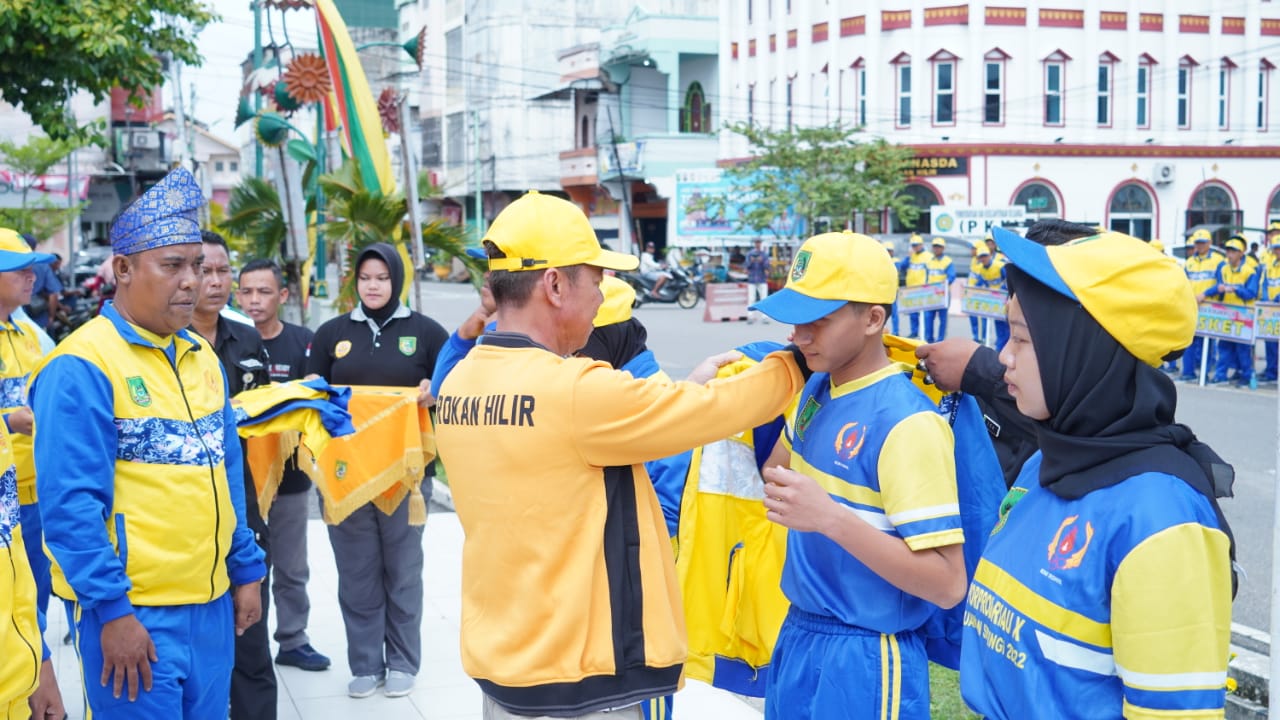 Bupati Afrizal Sintong Lepas Kontingen Rohil ke Porprov Riau X Tahun 2022 di Kuansing