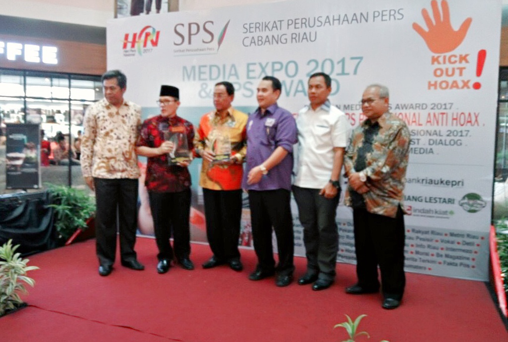 Bupati Inhil Terima Award Media Relasinship Dari SPS Riau