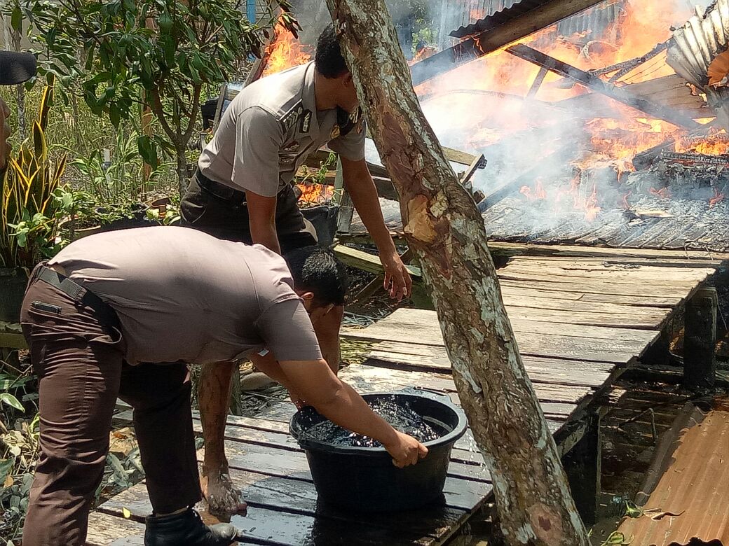 2 Unit Rumah di Kuindra Dilalap Api