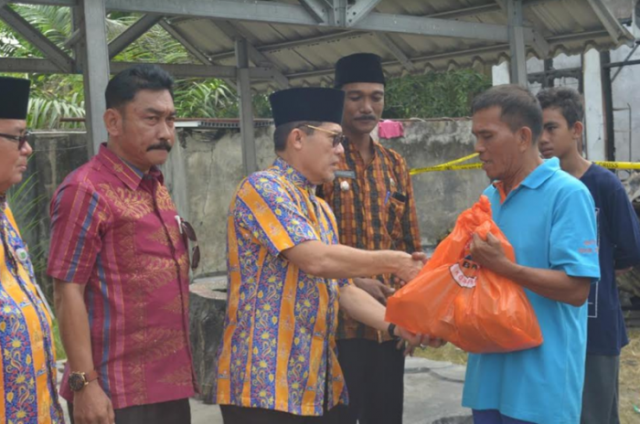 Pemkot Dumai Serahkan Bantuan Kepada Korban Kebakaran