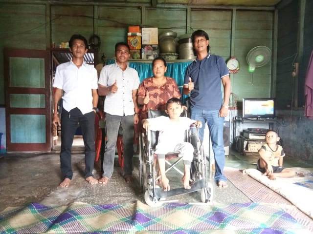 Dapat Bantuan Kursi Roda, Bocah Penderita DMD di Meranti Senang