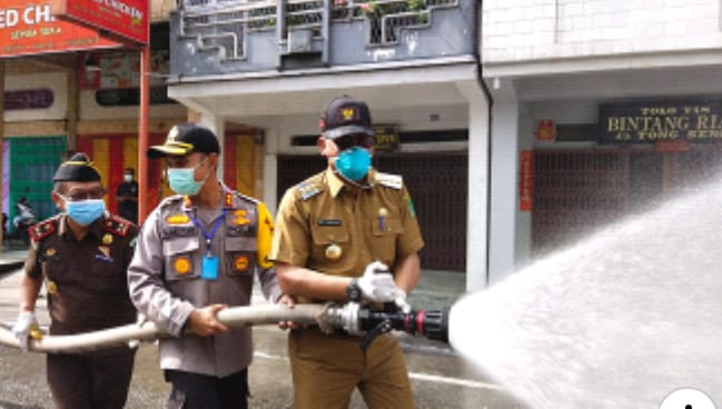 Bupati Suyatno Berjibaku Semprotkan Cairan Diksinfektan Di Bagansiapiapi