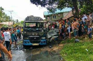 Warga Kuantan Mudik Dikejutkan Kebakaran Bus Mini Secara Tiba - tiba