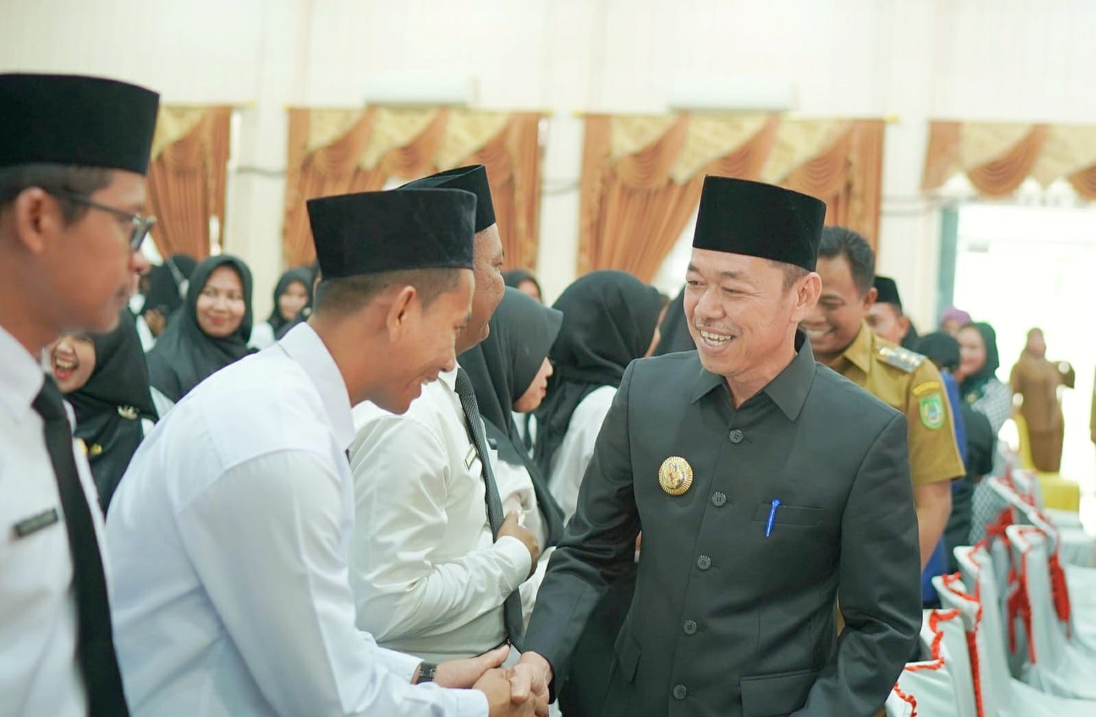 Serahkan Ratusan SK PNS. Ini Pesan Bupati Afrizal Sintong