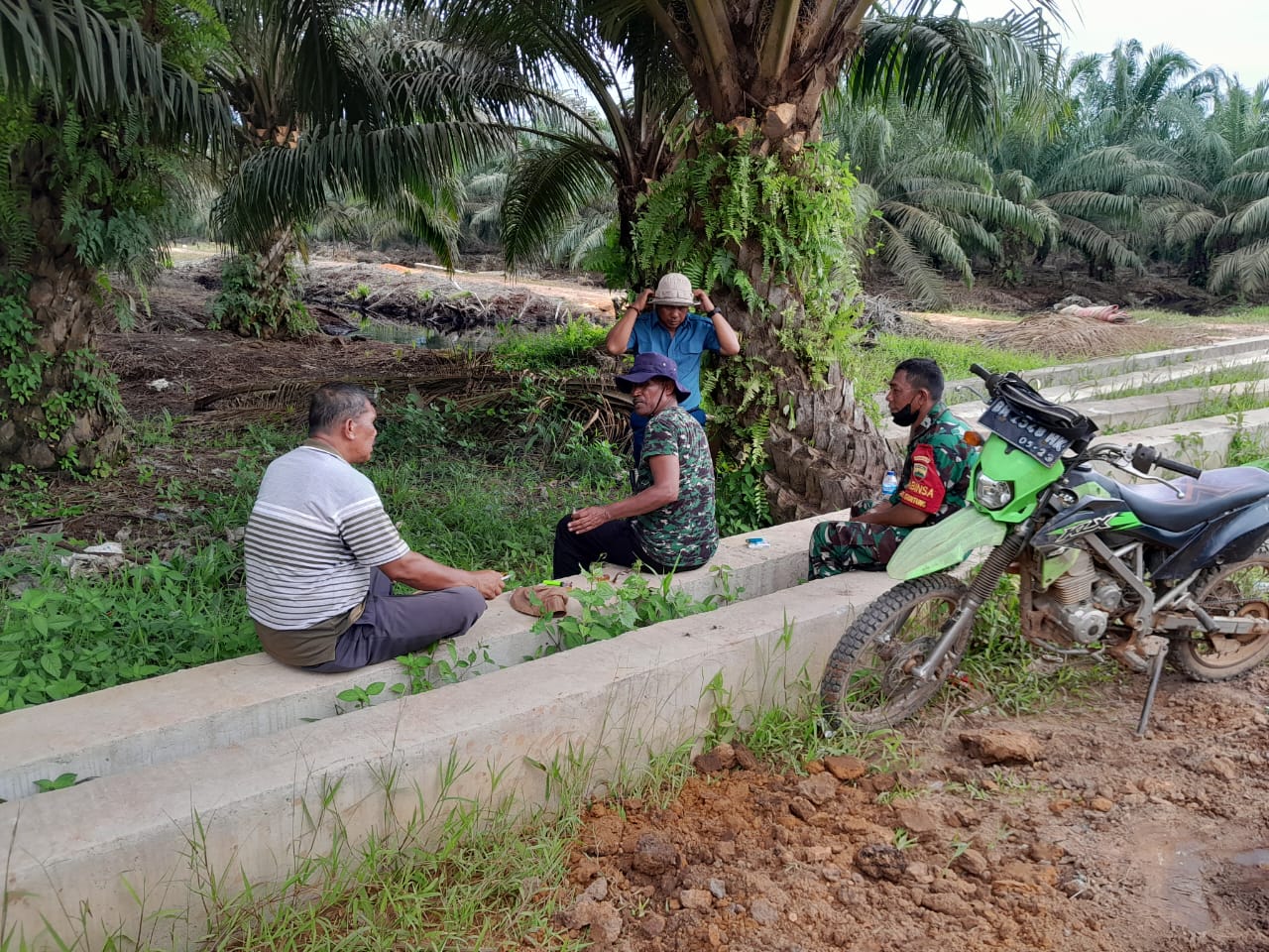 Bersama Masyarakat, Sertu M.Aslim Lubis Laksanakan Sosialisasi Pencegahan Karhutla