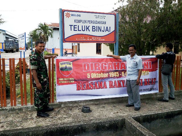 Babinsa Teluk Binjai Pasang Spanduk HUT TNI di Sejumlah Titik