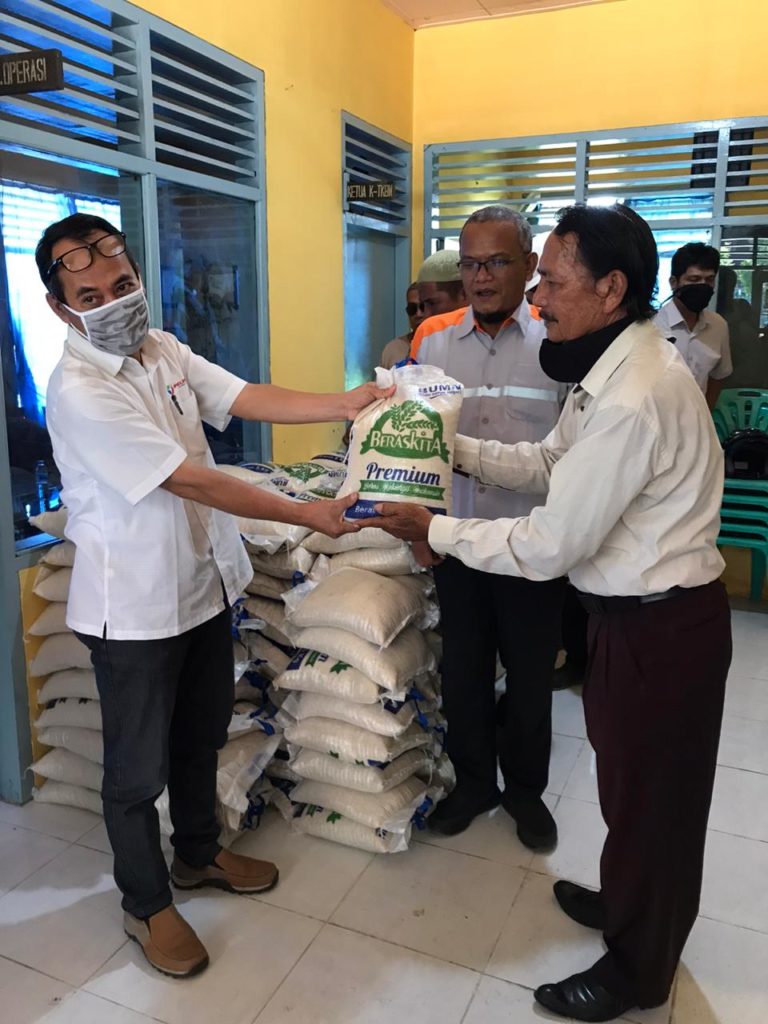 Pelindo I Dumai Serahkan Bantuan ke Koperasi TKBM