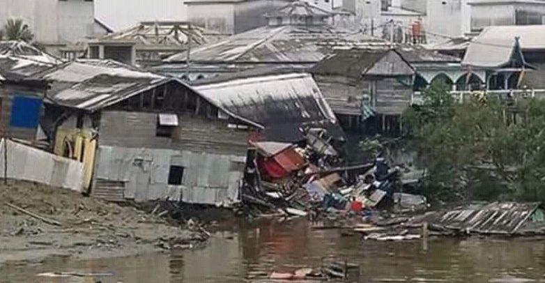 Longsor, 5 Rumah Warga Inhil Ambruk
