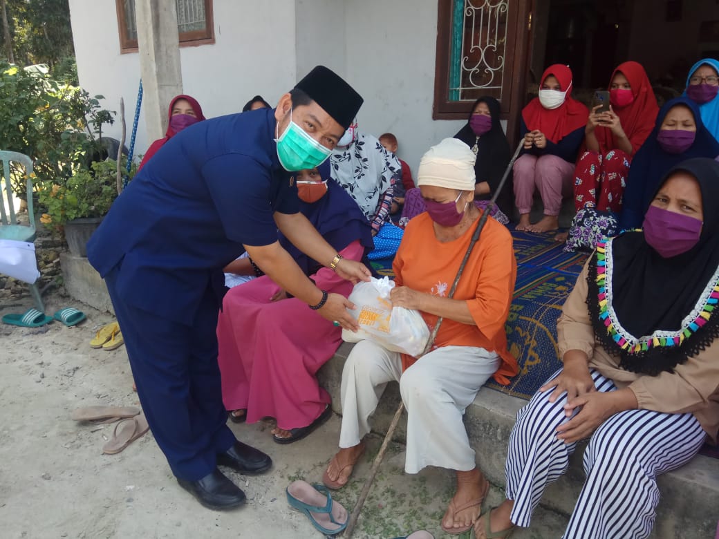 Beri Bantuan Sembako Adi Sukemi Imbau, Masyarakat Patuhi PSBB