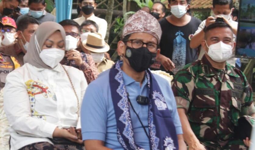 Kunker di Kota Jambi, Sandiaga Jajal Masak Roti Jalo