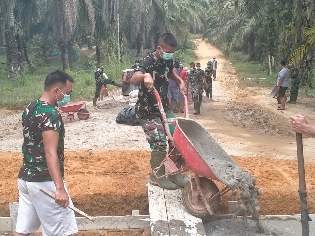 Sudah 85 Persen, Satgas TMMD Bersama Warga Lanjutkan Pembangunan Box Culvert