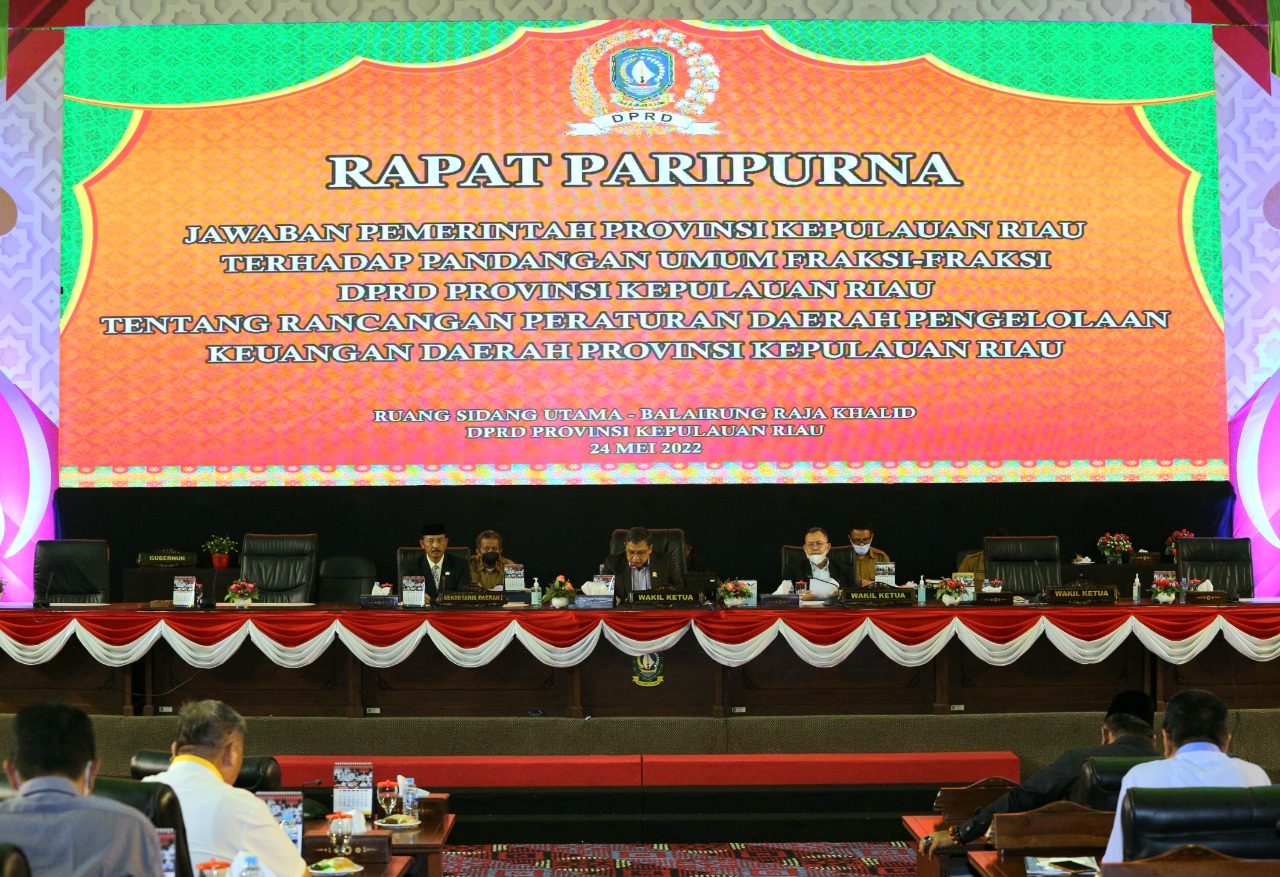Rapat paripurna dprd kepri pandangan umum fraksi-fraksi DPRD tentang Rancangan Peraturan Daerah Peng