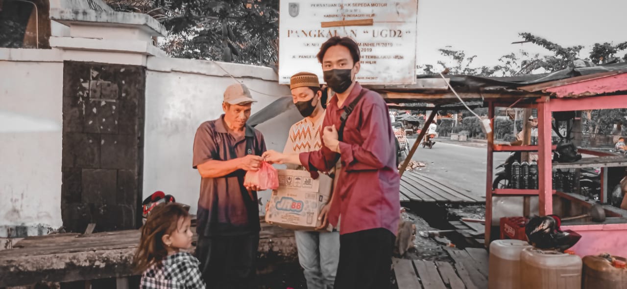 Duta FTIK Unisi Bagi-bagi Nasi Bungkus