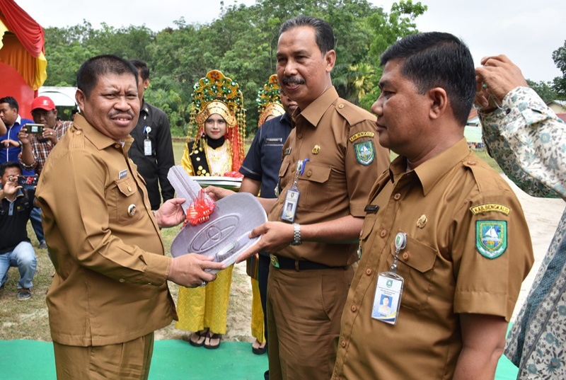 Bupati Amril Serahkan 6 Unit Mobnas untuk Camat dan Sekcam