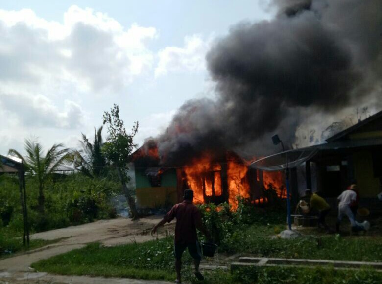 Satu Unit Rumah Warga Tembilahan Hulu Ludes Dilalap Api