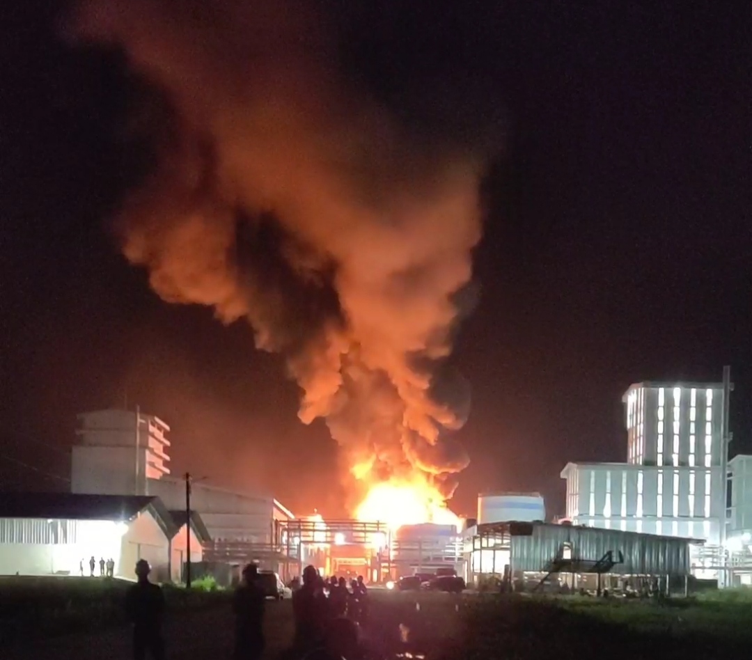 Kamero: Insiden Tangki PT SDO Terbakar dalam Penanganan