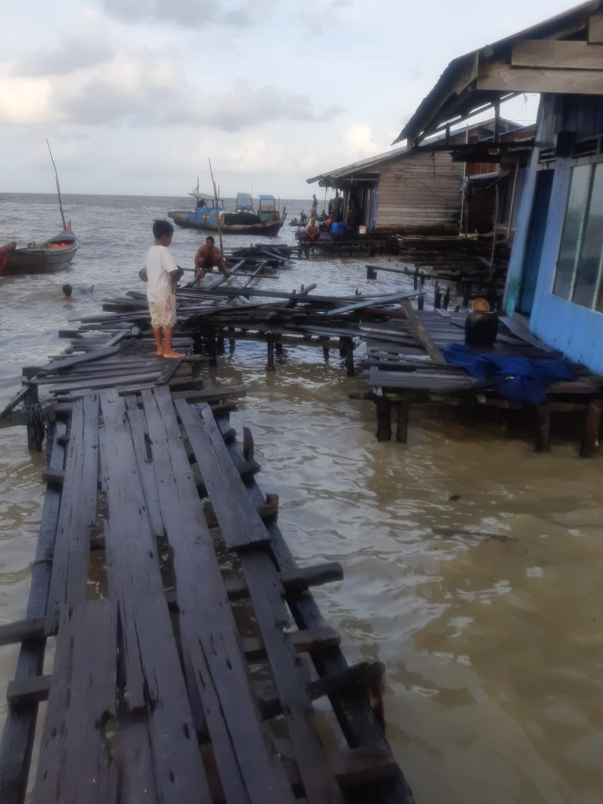 Ombak Tinggi Terjang Kawasan Permukiman Warga Suku Laut, 1 Rumah Hancur dan 18 Lainnya Alami Rusak