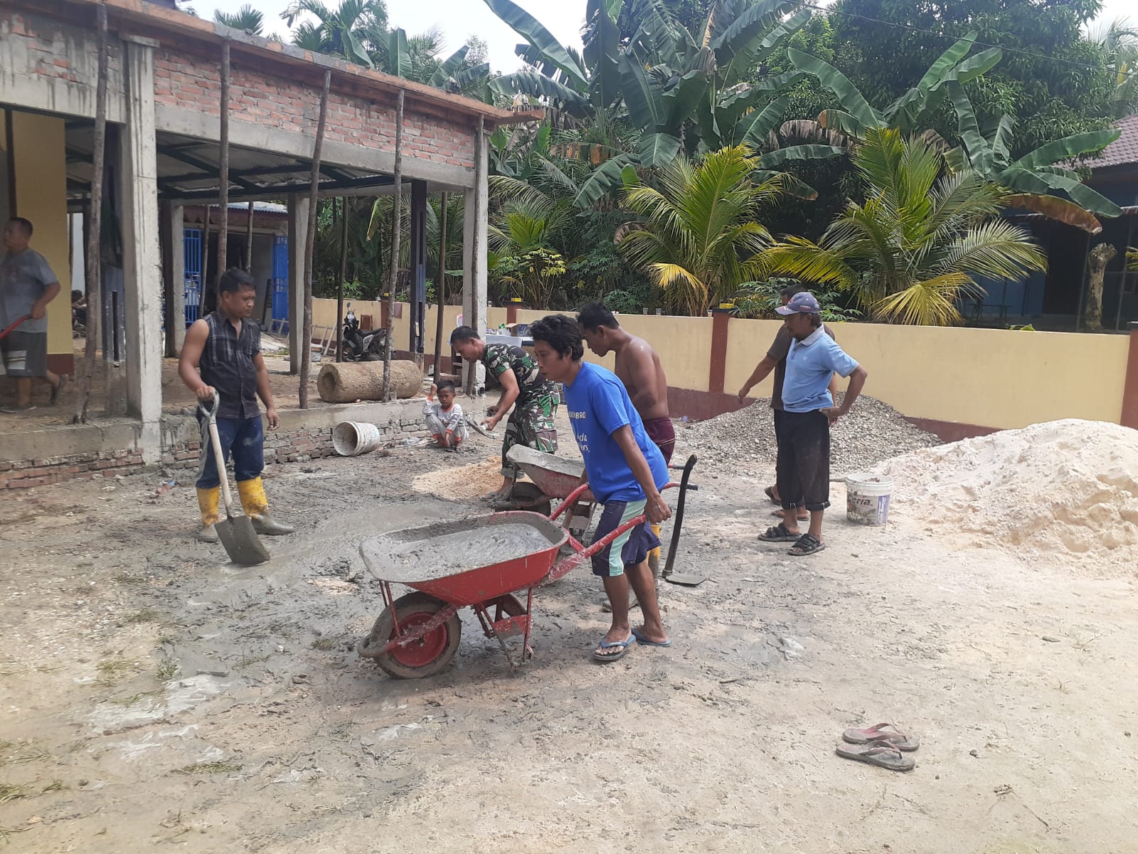 Pelda Riadi Sembiring Gotong Royong Bersama Masyarakat Untuk Rumah Ibadah
