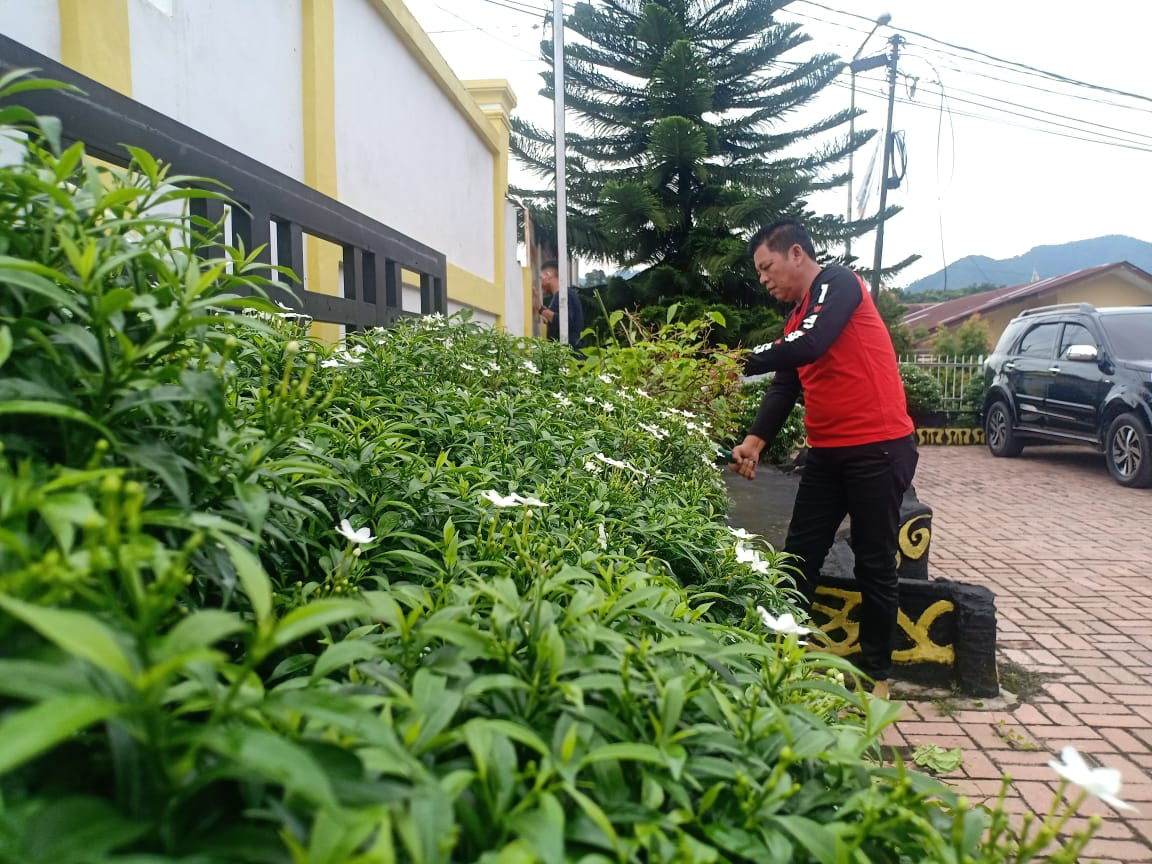 Camat Rantau Utara Laksanakan Gotong-Royong Bersama Staf di Kantor