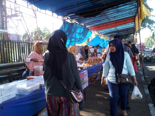 Hari Pertama Puasa, Warga Pekanbaru Berburu Takjil untuk Berbuka