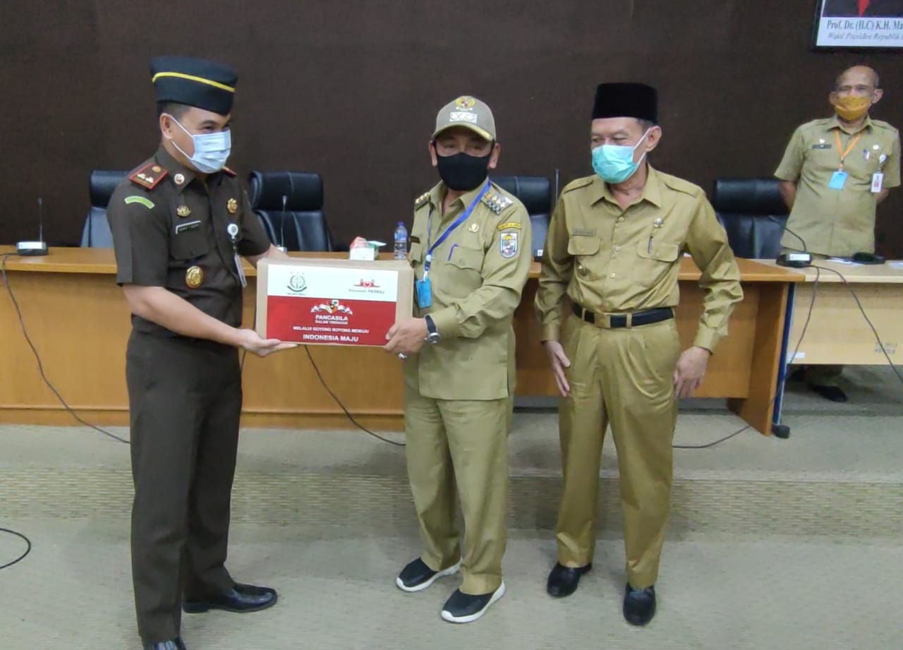 Kejari Pelalawan Nophy Tennophero South Serahkan Sembako Bantauan Kejati Riau Untuk Pemkab Pelalawan