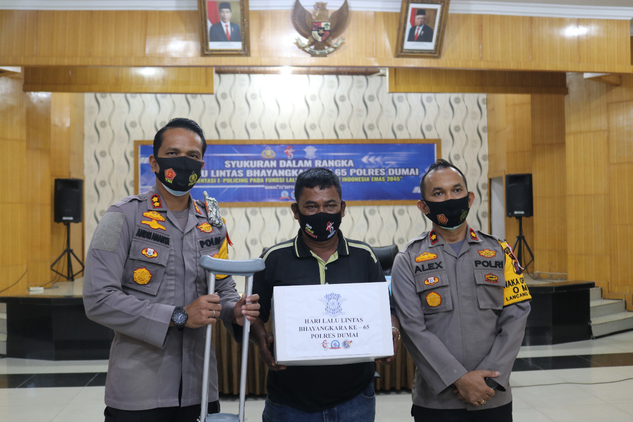 Dalam Rangka Hari Lalu Lintas ke 65, Polres Dumai Serahkan Bantuan