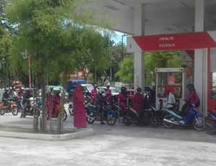 Warga Pekanbaru Rela Antre Panjang Untuk Dapatkan Premium yang Dikabarkan Akan Hilang
