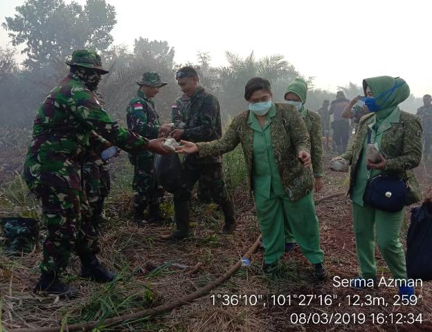 Ketua Persit Cabang LXXV Kodim 0320/Dumai Kunjungi Lokasi Karhutla