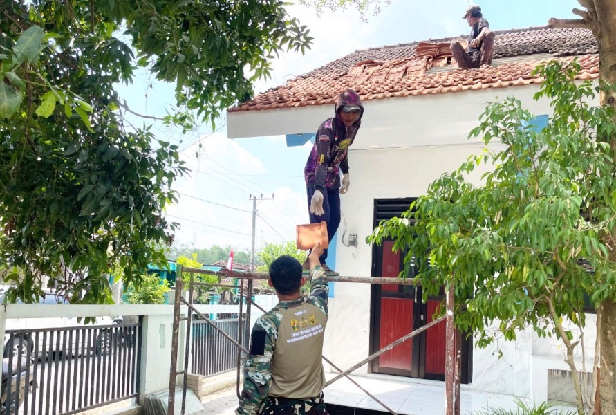 Atap Kokoh, Warna Baru: Sinergi Satgas TMMD 129 Bojonegoro dan Warga Sulap SDN Kesongo 1 Jadi Rumah Belajar Nyaman
