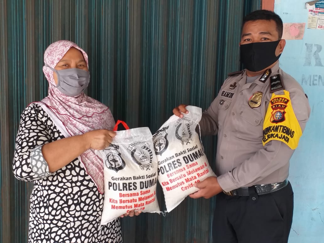 Sambut Hari Bhayangkara Yang ke 74, Polres Dumai Serahkan Bantuan ke Masyarakat