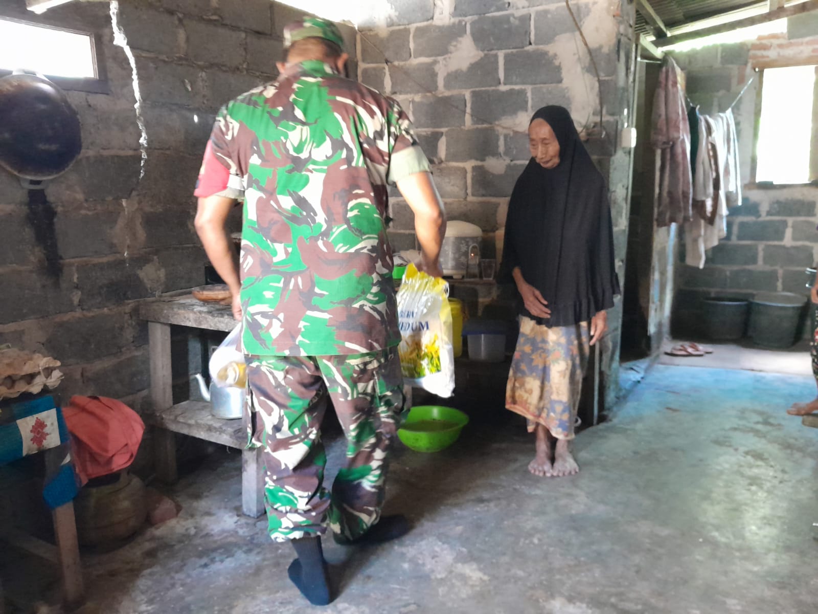 Babinsa Koramil 04 PWK Laksanakan Giat Babinsa Masuk Dapur