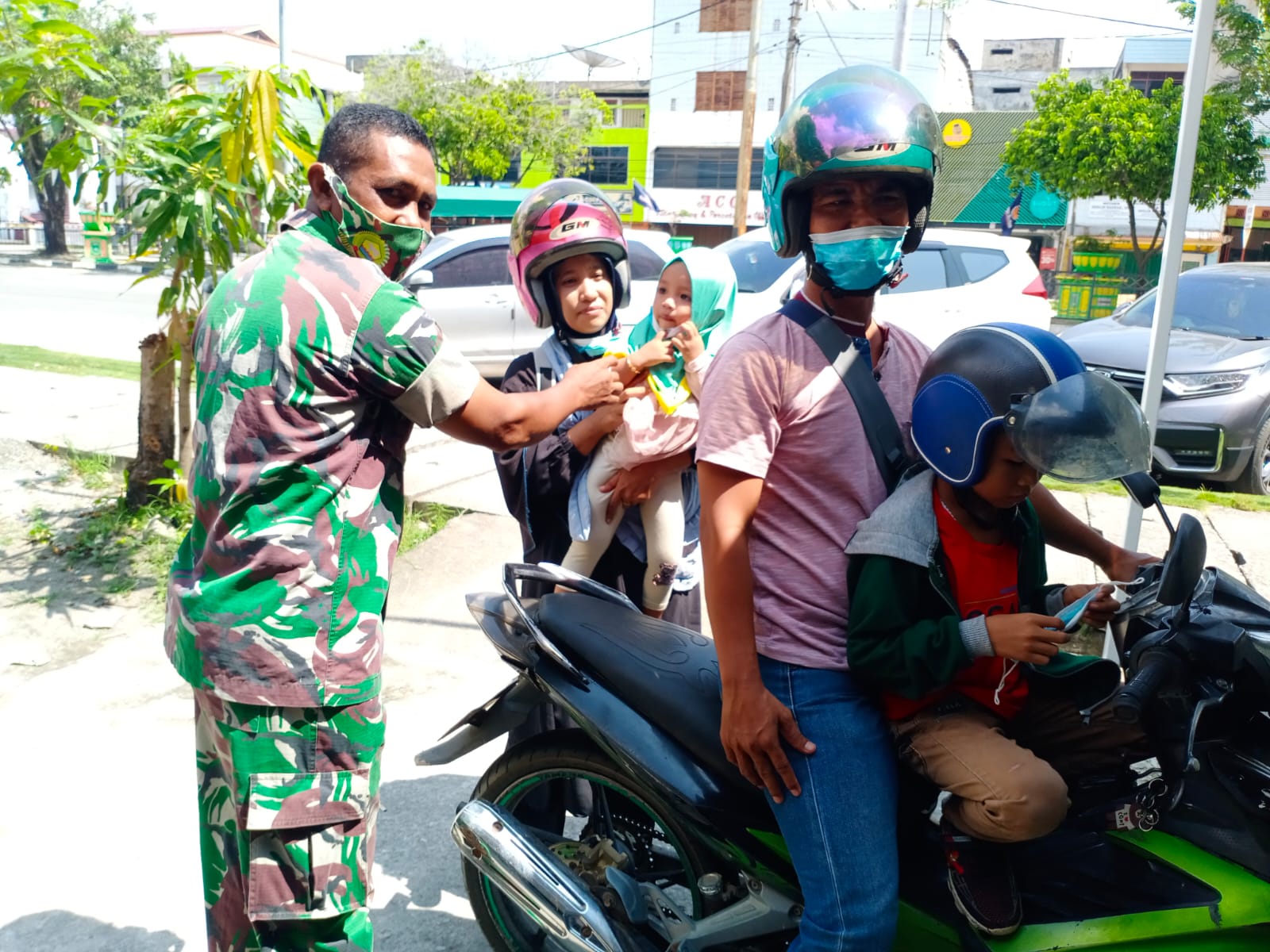 Lebaran Kedua, Serma Azman Melaksanakan Giat Sosialisasi Pencegahan Covid-19