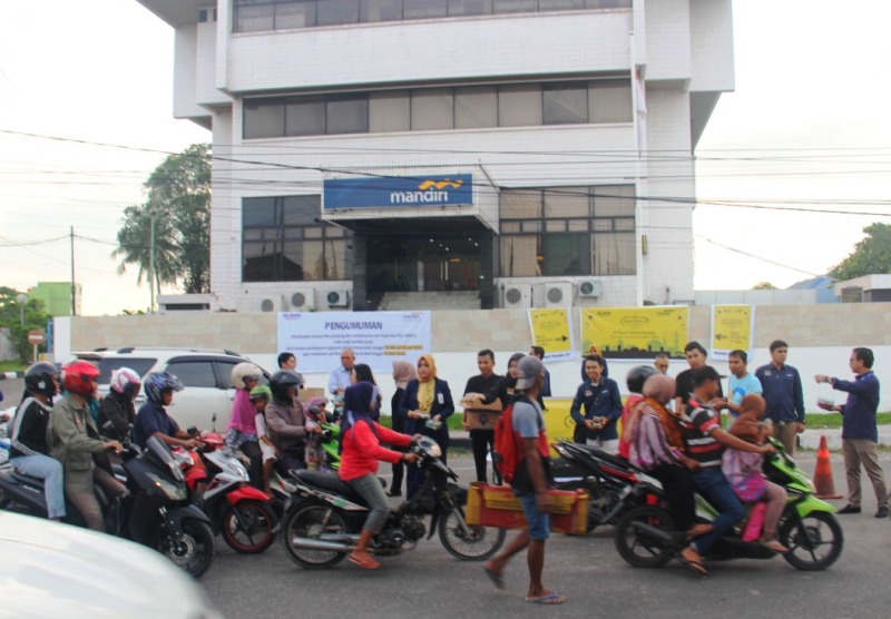 Bank Mandiri Bagikan Takjil Gratis Setiap Hari