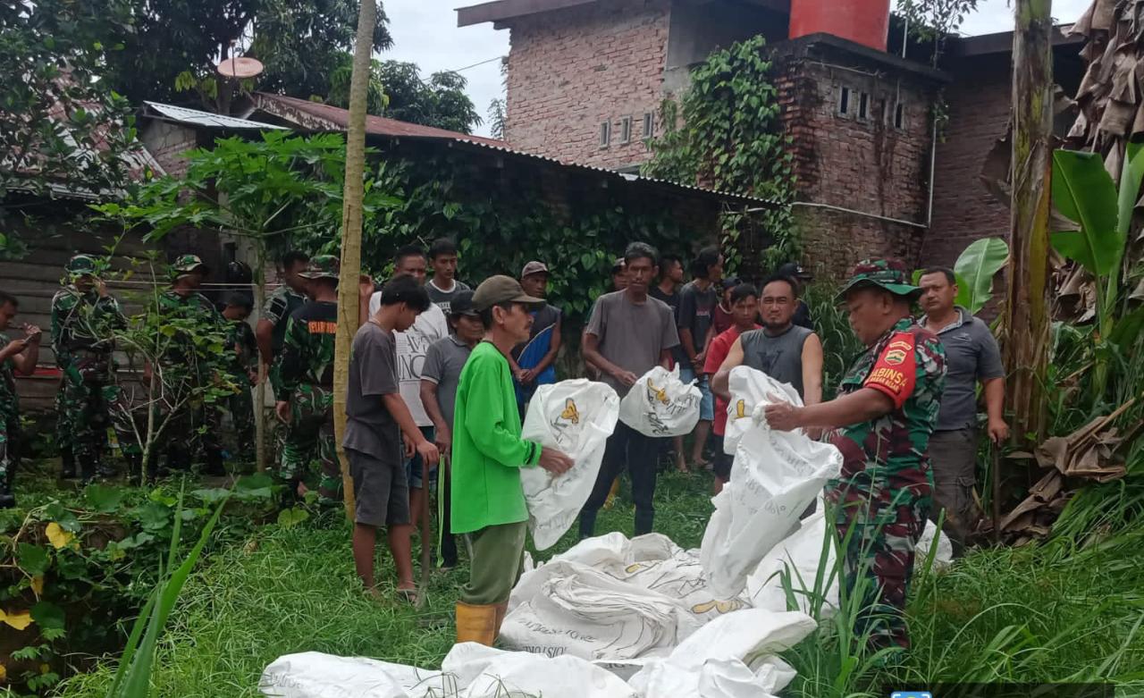 Sertu Sareh Melaksanakan Gotong Royong Dengan Masyarakat