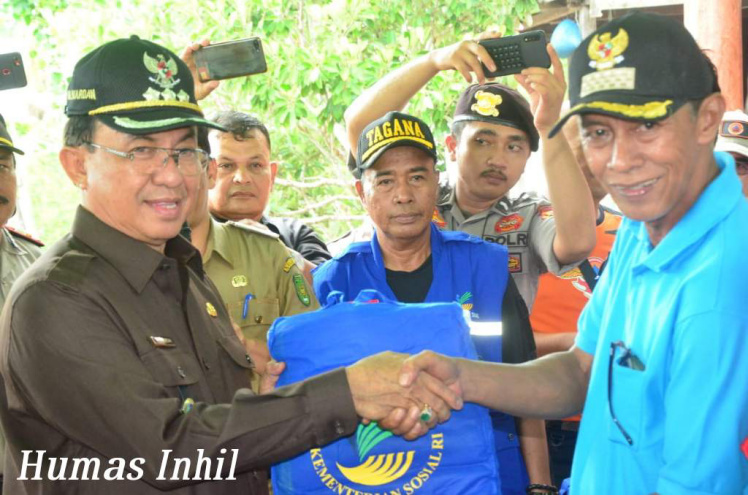 Bupati Inhil Serahkan Bantuan Korban Bencana Tanah Longsor Desa Sungai Nyiur