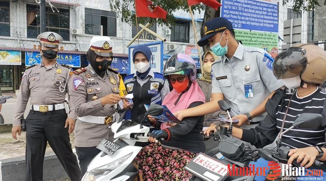 Sat Lantas Polres Dumai Bagikan Masker dan Sembako