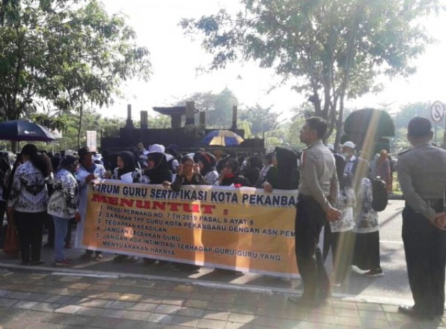 Hari ke 3, Guru Kembali Gelar Aksi Unjuk Rasa Depan Kantor Walikota Pekanbaru