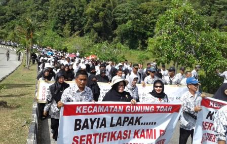 Kecewa Terhadap Pemerintah, Guru di Kuansing Demo Kantor Bupati