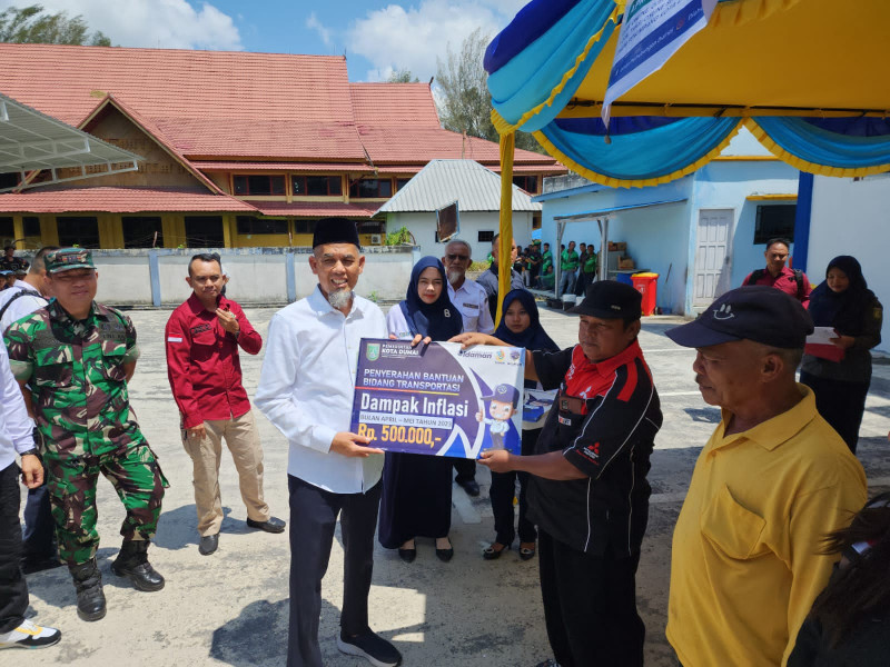 Walikota Dumai Serahkan Bansos Dampak Inflasi Kenaikan Harga BBM Tahap II