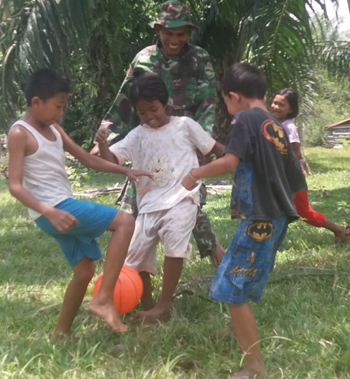 TMMD ke 107, Orang Tua dan Anak-anak Sangat Senang Dengan Kehadiran Satgas