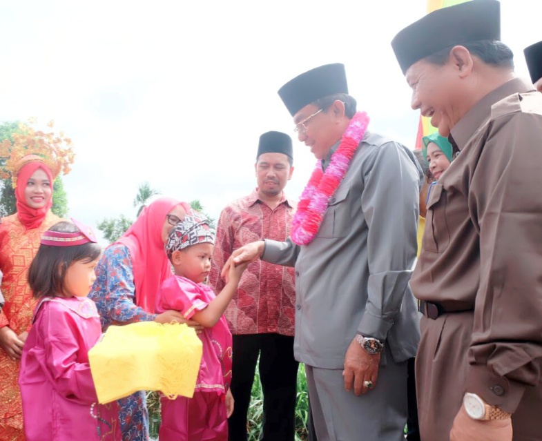 Bupati Inhil Hadiri Syukuran Pelantikan Kades Teluk Kabung
