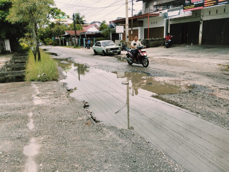 Jalan Menuju Kediaman ke Rumah Mantan Gubri Annas Maamun Rusak dan Berlubang