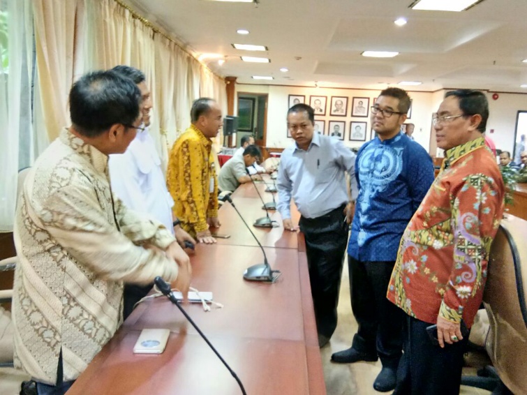 Bupati Inhil Harapkan Pusat Terbitkan Regulasi Penetapan Harga Terendah Komoditas Kelapa
