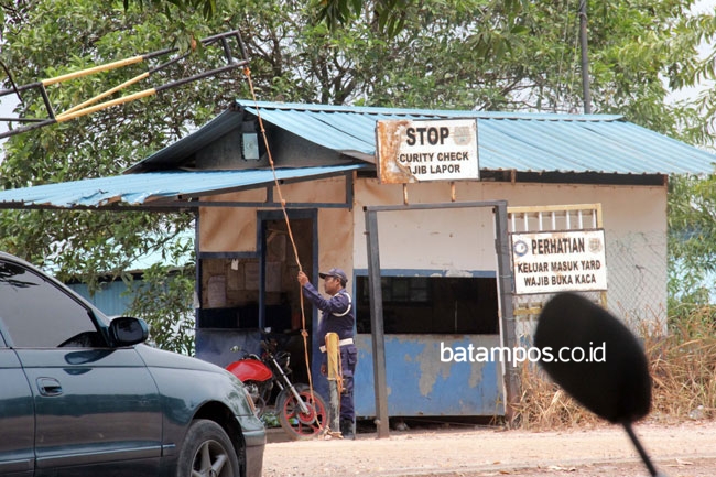 Pabrik Disegel, Karyawan Tetap Bekerja