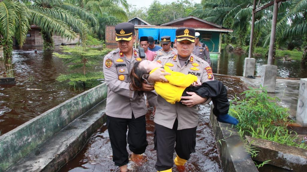 Haru dan Tangis! Kapolres Bengkalis Kunjungi Kediaman Anak Penderita Hidrosefalus