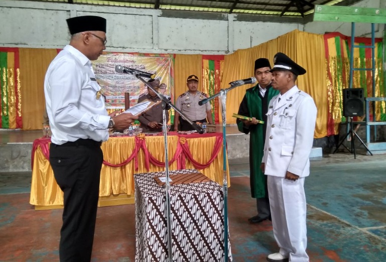 Pj Bupati Inhil Lantik Pj Kades Simpang Tiga Daratan