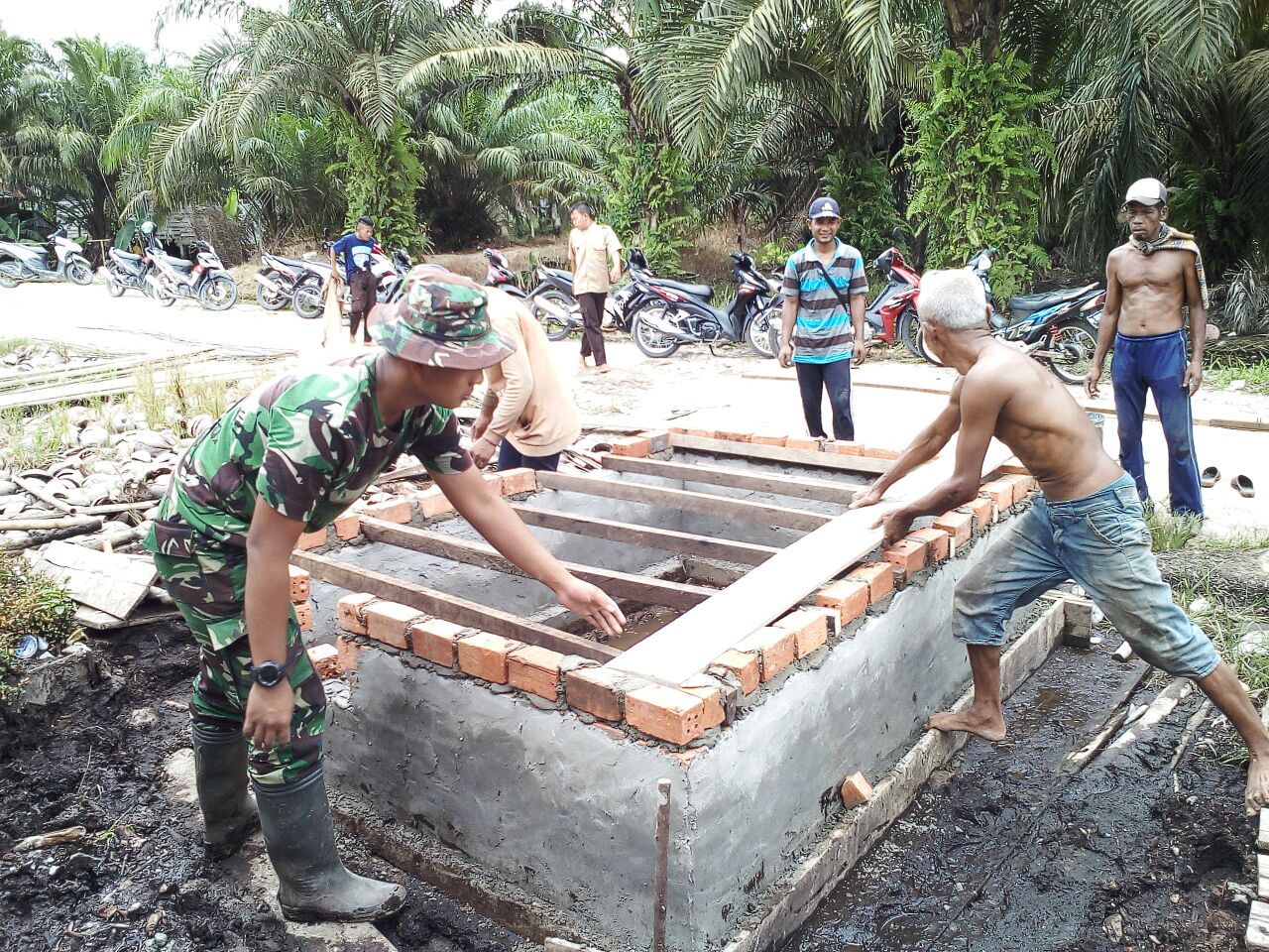 Satgas TMMD Ke-101 Bangun Fasilitas MCK di SMK Budi Mulia Desa Lintas Utara