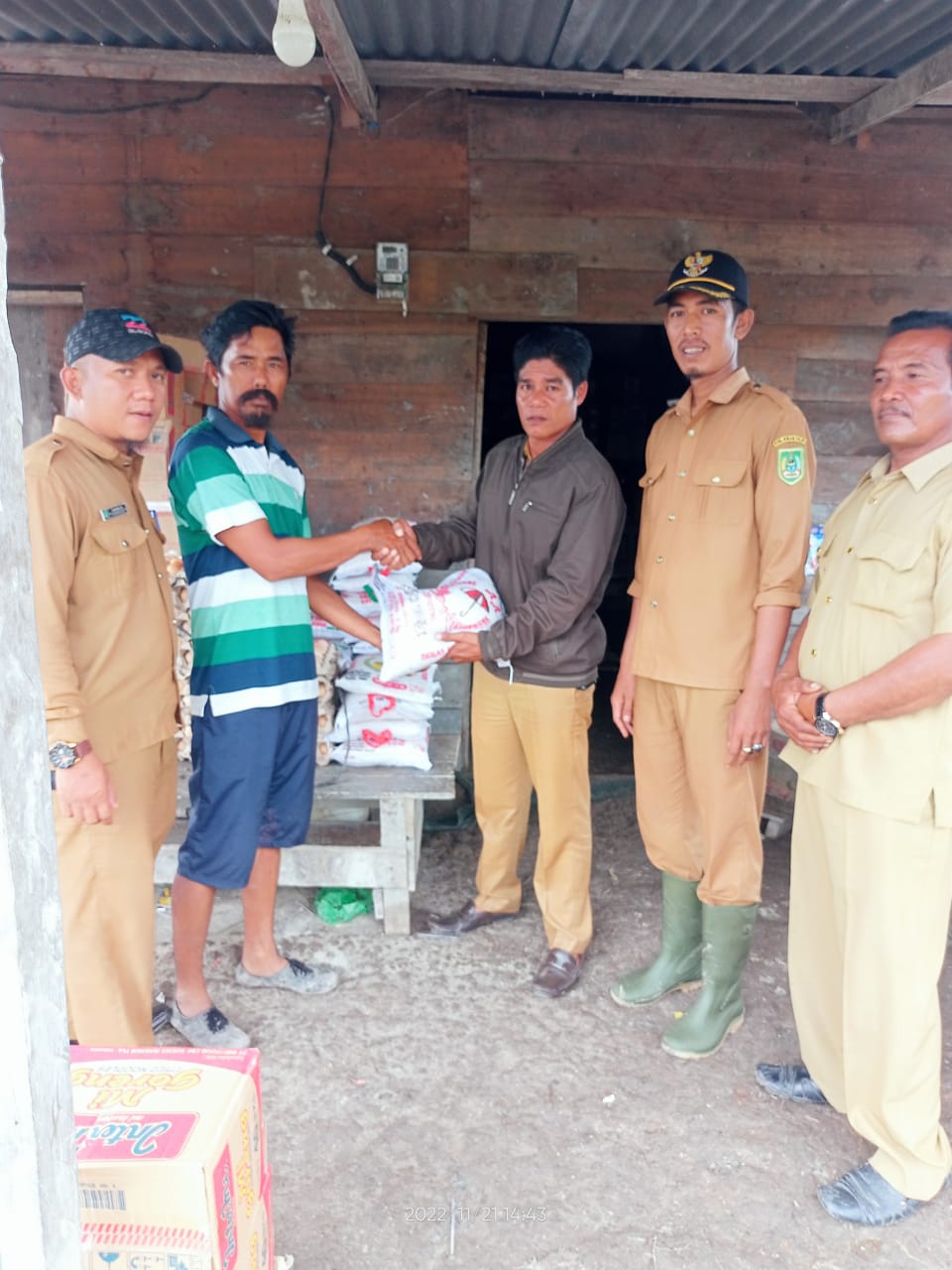Pj Penghulu Sinaboi Salurkan Sembako dari Pemkab Rohil pada Warga Terdampak Banjir