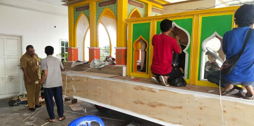 Sambut Malam Takbir, DLH Rohil Buat Miniatur Masjid