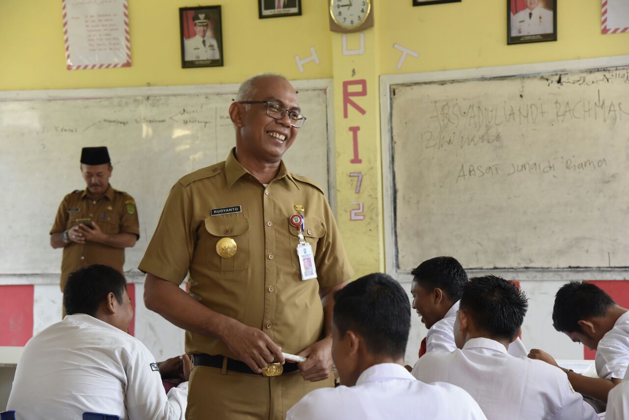 Pjs Bupati Inhil Beri Motivasi Kepada Siswa SMAN 1 Tembilahan